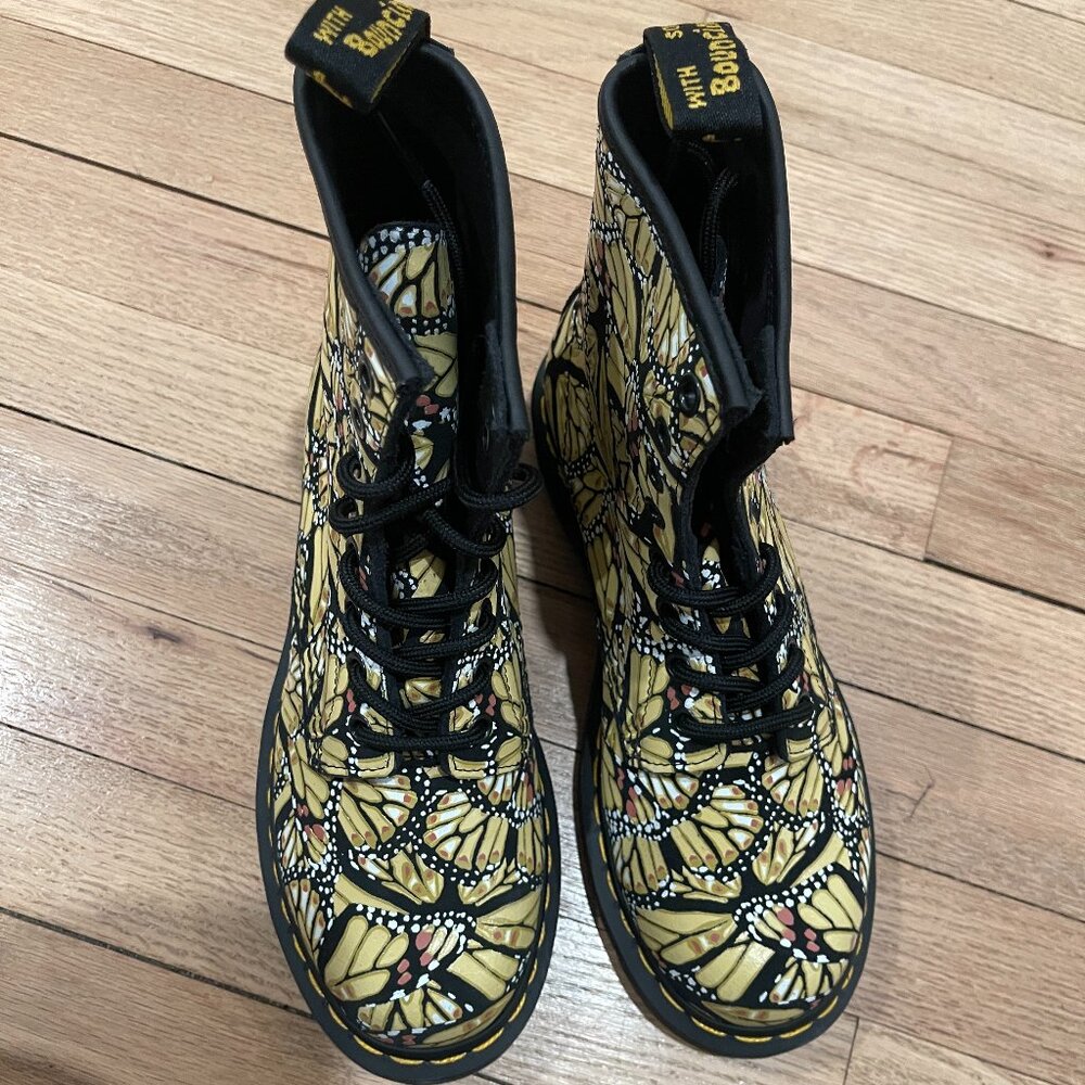 Dr. Martens Women's 1460 Butterfly Print Lace Up Boots NWOB Size 6 - Picture 8 of 12